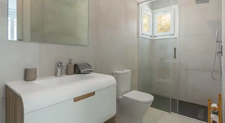 Moderne villa med privat pool og tagterrasse