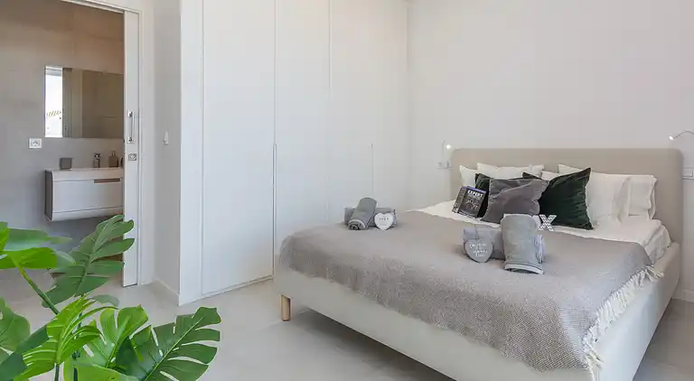 Moderne villa med privat pool og tagterrasse