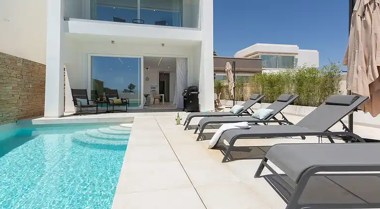 Moderne villa med privat pool og tagterrasse