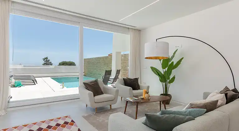 Moderne villa med privat pool og tagterrasse
