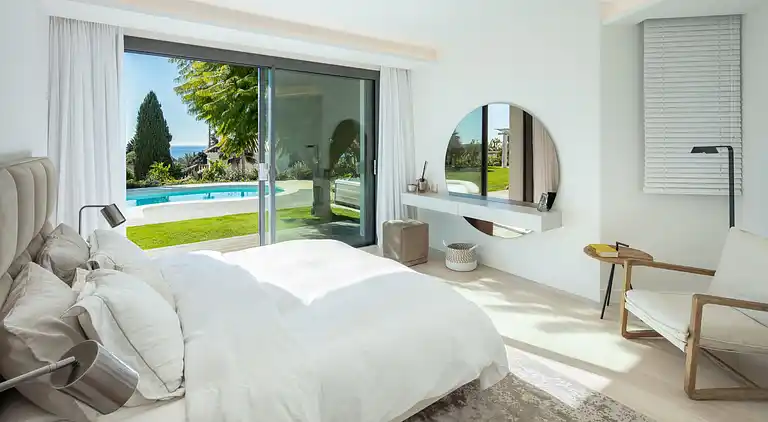 Luksusvilla med høj sikkerhed, pool og jacuzzi