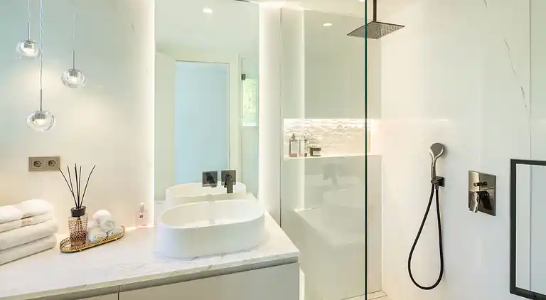 Luksusvilla med høj sikkerhed, pool og jacuzzi