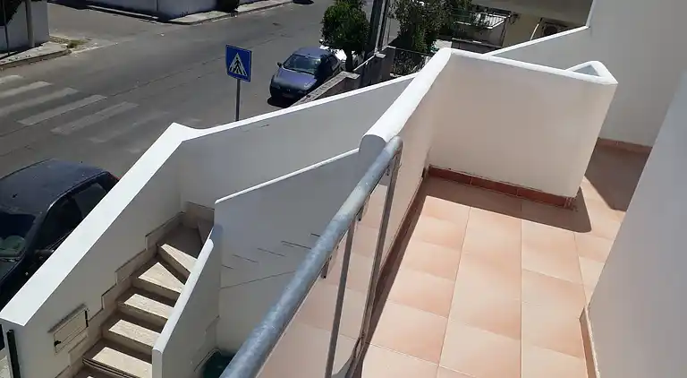 Ferienhaus mit Küche und Wohnzimmer sowie vorderem und