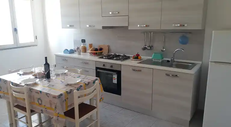 Ferienhaus mit Küche und Wohnzimmer sowie vorderem und