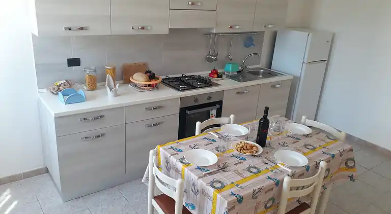 Ferienhaus mit Küche und Wohnzimmer sowie vorderem und