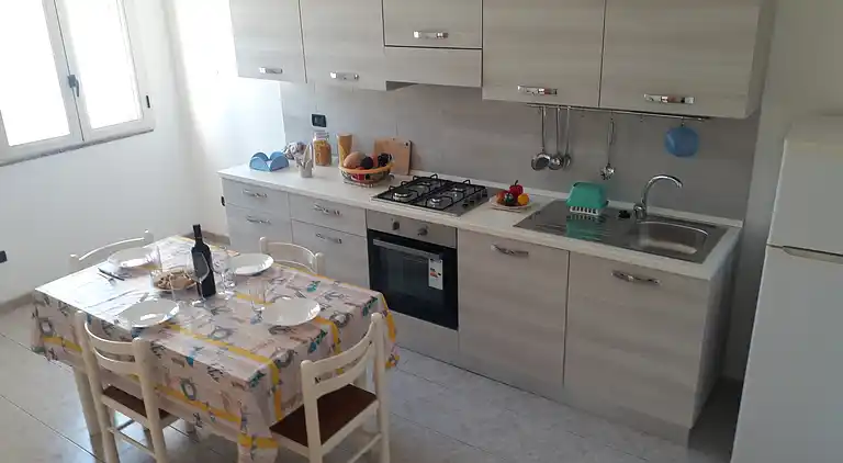 Ferienhaus mit Küche und Wohnzimmer sowie vorderem und