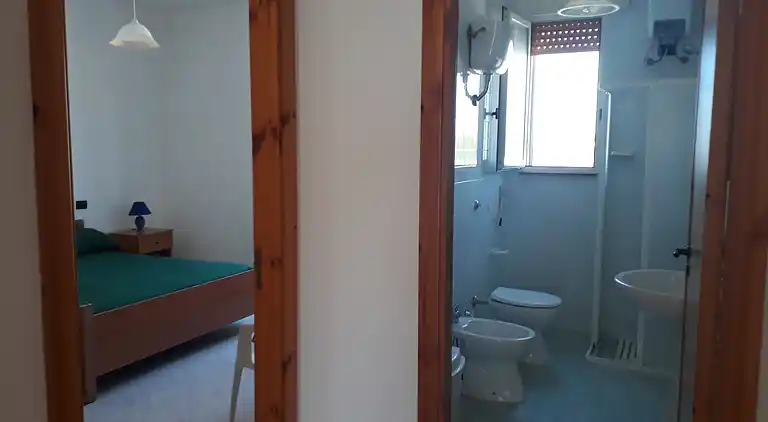 Ferienhaus mit Küche und Wohnzimmer sowie vorderem und