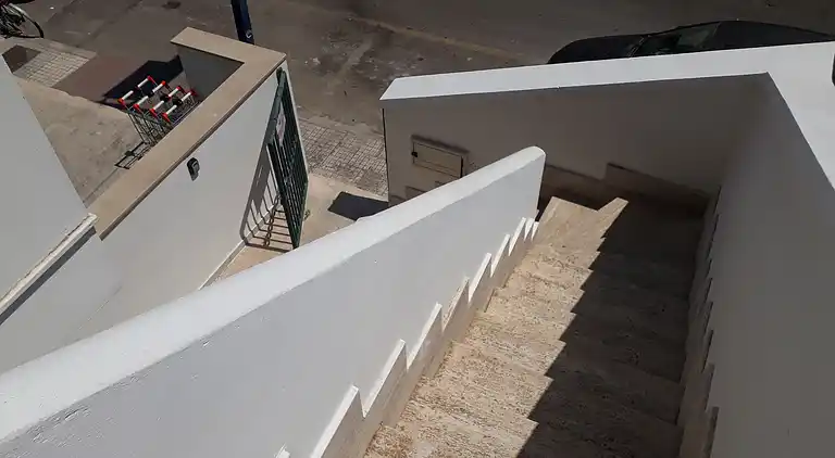 Ferienhaus mit Küche und Wohnzimmer sowie vorderem und