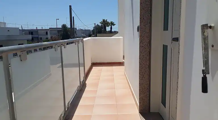 Ferienhaus mit Küche und Wohnzimmer sowie vorderem und