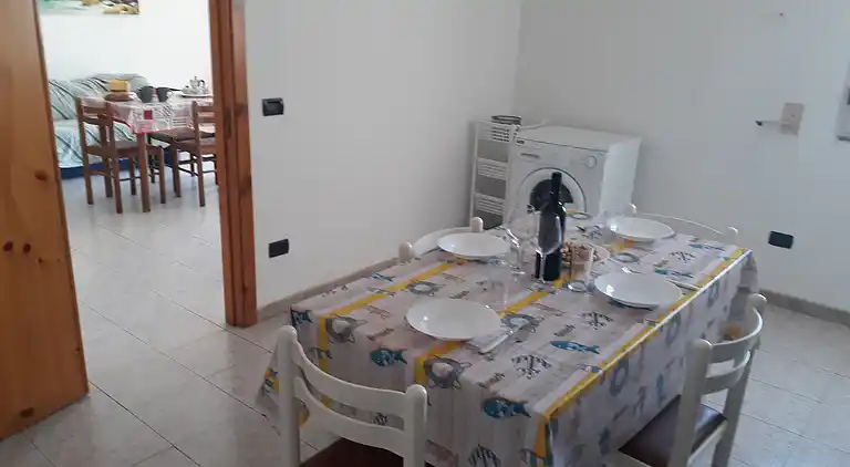 Ferienhaus mit Küche und Wohnzimmer sowie vorderem und