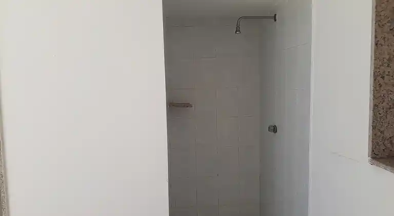 Ferienhaus mit Küche und Wohnzimmer sowie vorderem und