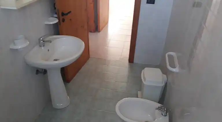 Ferienhaus mit Küche und Wohnzimmer sowie vorderem und