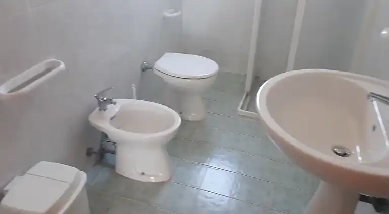 Ferienhaus mit Küche und Wohnzimmer sowie vorderem und