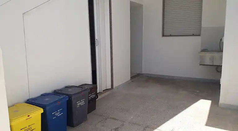 Ferienhaus mit Küche und Wohnzimmer sowie vorderem und