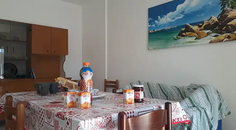 Ferienhaus mit Küche und Wohnzimmer sowie vorderem und