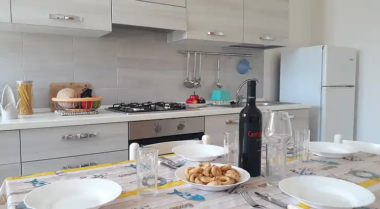 Ferienhaus mit Küche und Wohnzimmer sowie vorderem und