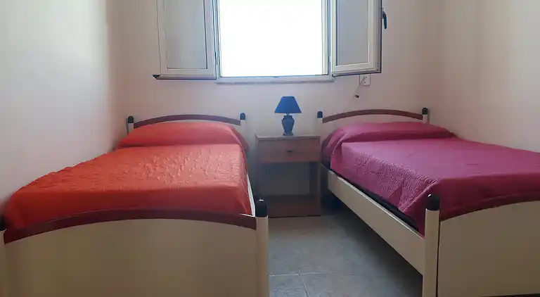 Ferienhaus mit Küche und Wohnzimmer sowie vorderem und