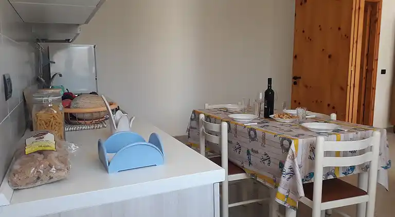 Ferienhaus mit Küche und Wohnzimmer sowie vorderem und