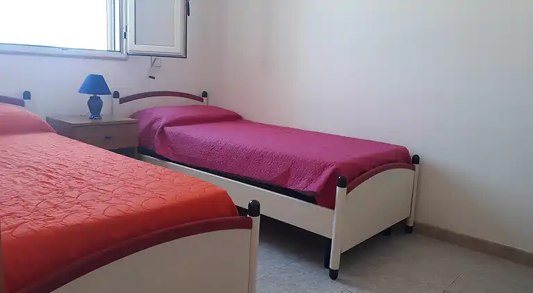 Ferienhaus mit Küche und Wohnzimmer sowie vorderem und