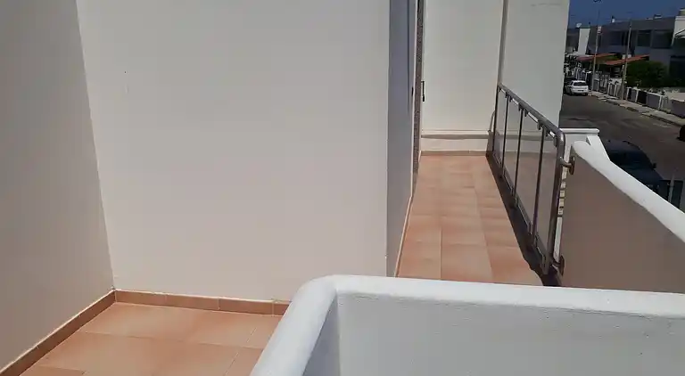 Ferienhaus mit Küche und Wohnzimmer sowie vorderem und