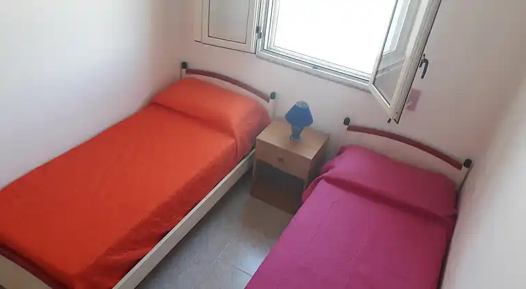 Ferienhaus mit Küche und Wohnzimmer sowie vorderem und