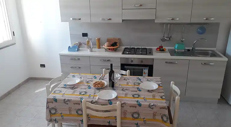 Ferienhaus mit Küche und Wohnzimmer sowie vorderem und