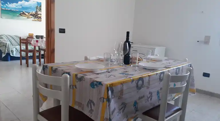 Ferienhaus mit Küche und Wohnzimmer sowie vorderem und