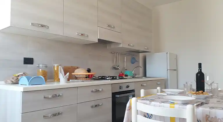 Ferienhaus mit Küche und Wohnzimmer sowie vorderem und