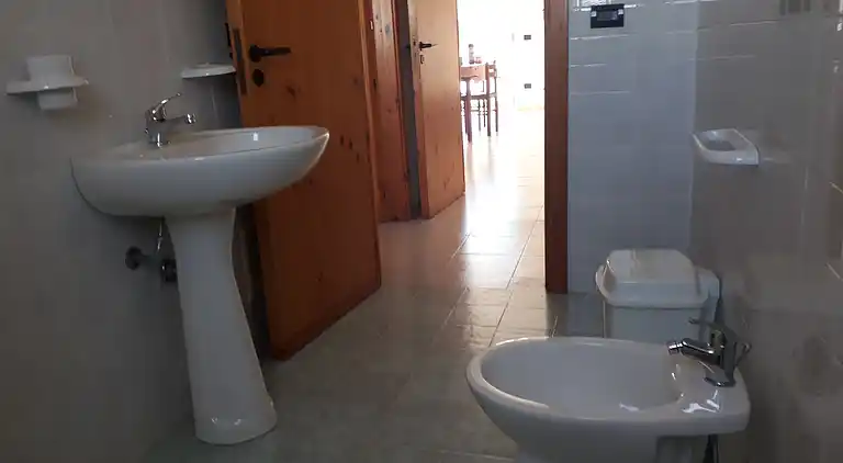 Ferienhaus mit Küche und Wohnzimmer sowie vorderem und