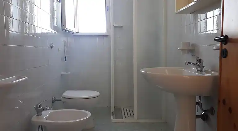 Ferienhaus mit Küche und Wohnzimmer sowie vorderem und