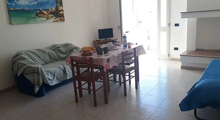 Ferienhaus mit Küche und Wohnzimmer sowie vorderem und