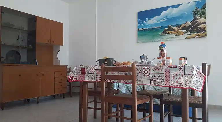 Ferienhaus mit Küche und Wohnzimmer sowie vorderem und