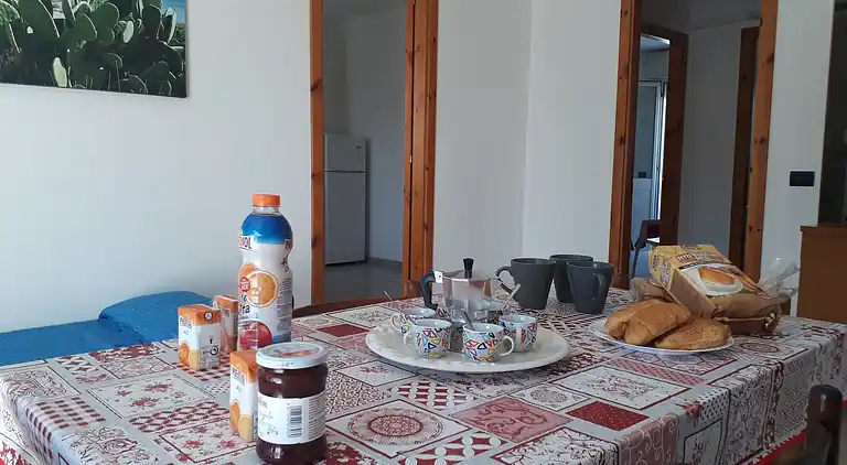 Ferienhaus mit Küche und Wohnzimmer sowie vorderem und