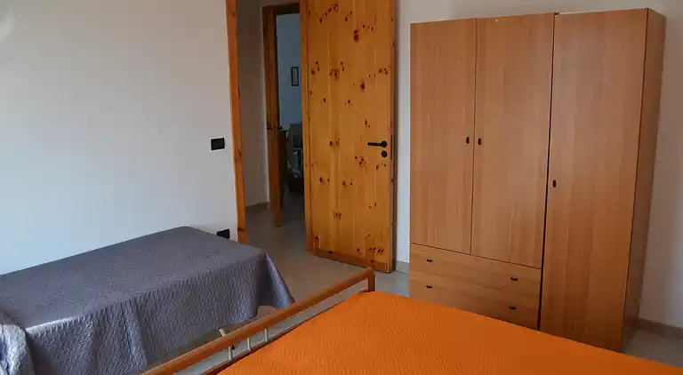 Ferienhaus mit Küche und Wohnzimmer sowie vorderem und