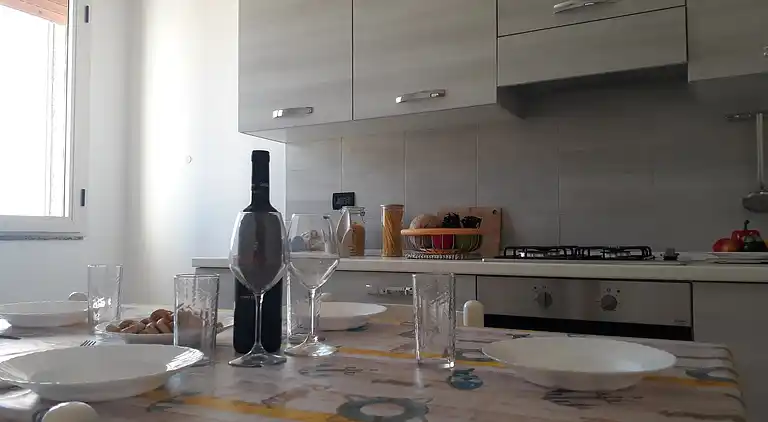 Ferienhaus mit Küche und Wohnzimmer sowie vorderem und