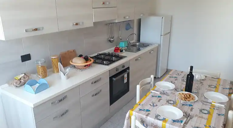 Ferienhaus mit Küche und Wohnzimmer sowie vorderem und