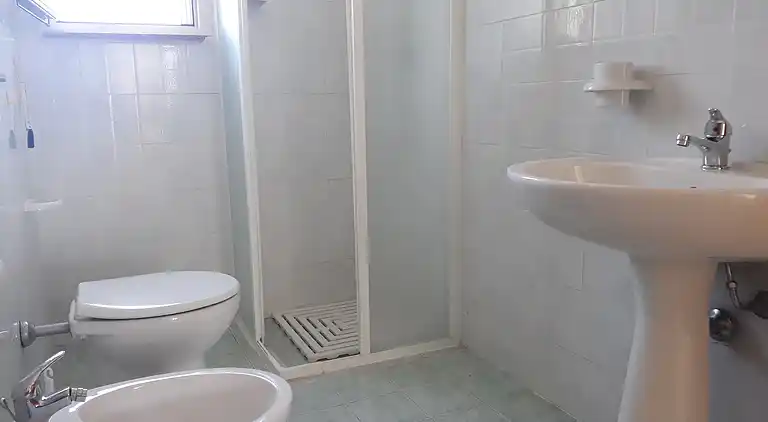 Ferienhaus mit Küche und Wohnzimmer sowie vorderem und