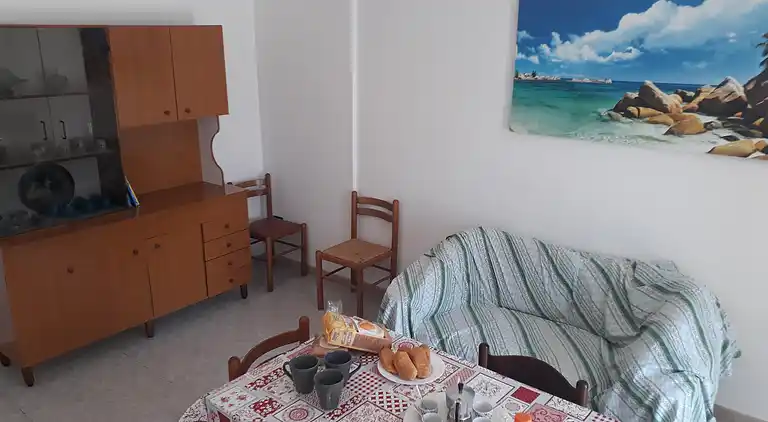 Ferienhaus mit Küche und Wohnzimmer sowie vorderem und