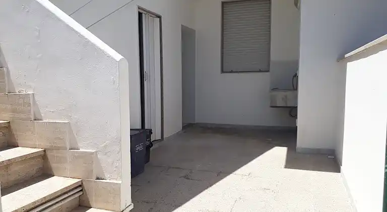 Ferienhaus mit Küche und Wohnzimmer sowie vorderem und