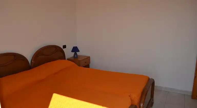 Ferienhaus mit Küche und Wohnzimmer sowie vorderem und