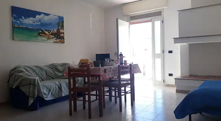 Ferienhaus mit Küche und Wohnzimmer sowie vorderem und