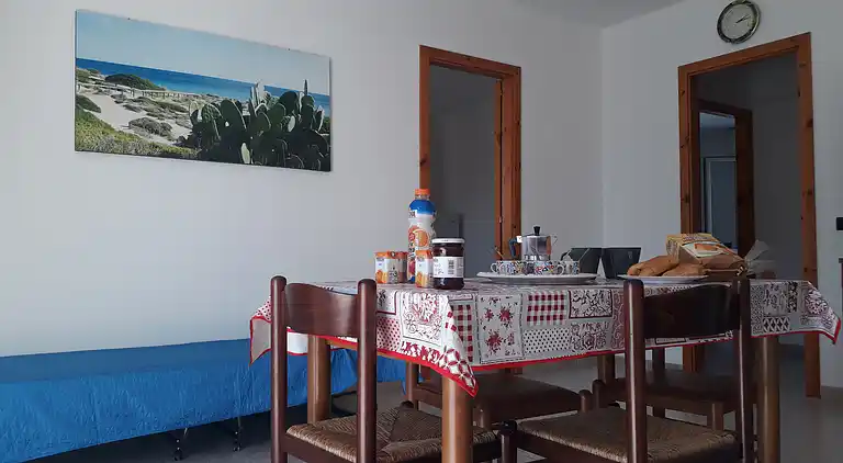 Ferienhaus mit Küche und Wohnzimmer sowie vorderem und