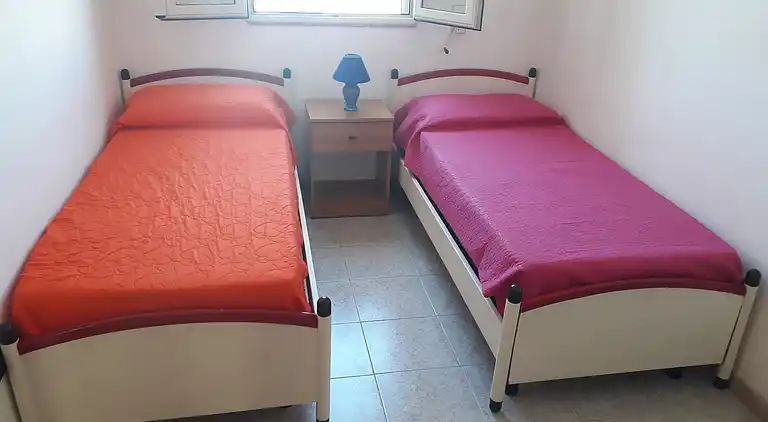 Ferienhaus mit Küche und Wohnzimmer sowie vorderem und