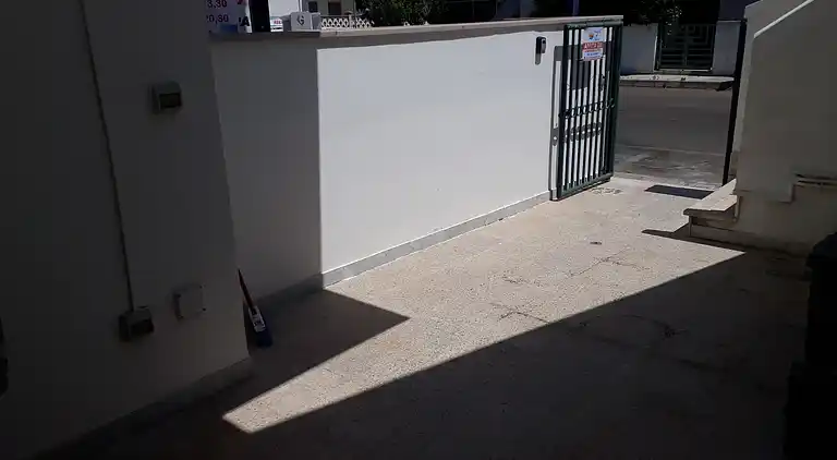 Ferienhaus mit Küche und Wohnzimmer sowie vorderem und