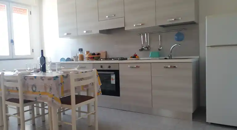 Ferienhaus mit Küche und Wohnzimmer sowie vorderem und