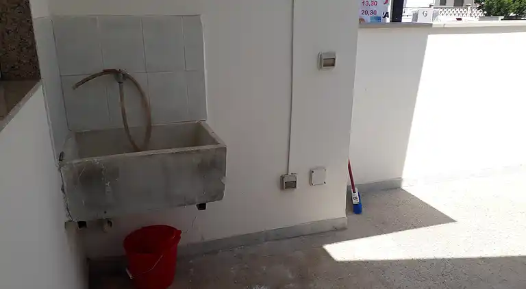 Ferienhaus mit Küche und Wohnzimmer sowie vorderem und