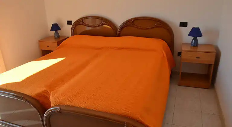 Ferienhaus mit Küche und Wohnzimmer sowie vorderem und