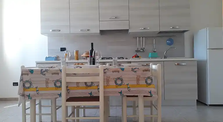 Ferienhaus mit Küche und Wohnzimmer sowie vorderem und