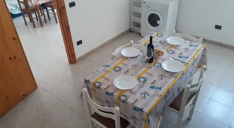 Ferienhaus mit Küche und Wohnzimmer sowie vorderem und