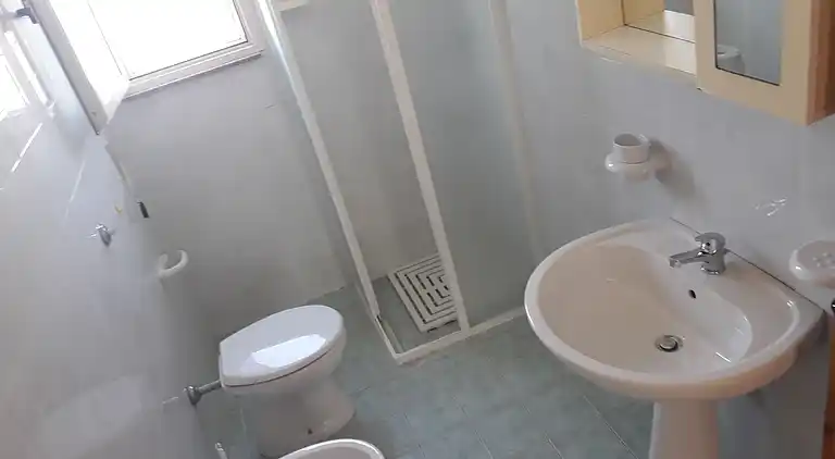 Ferienhaus mit Küche und Wohnzimmer sowie vorderem und